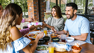 comer fora amigos conversando em mesa