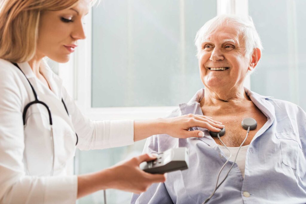 Exames do coração: profissional de saúde realizando eletrocardiograma no paciente. 