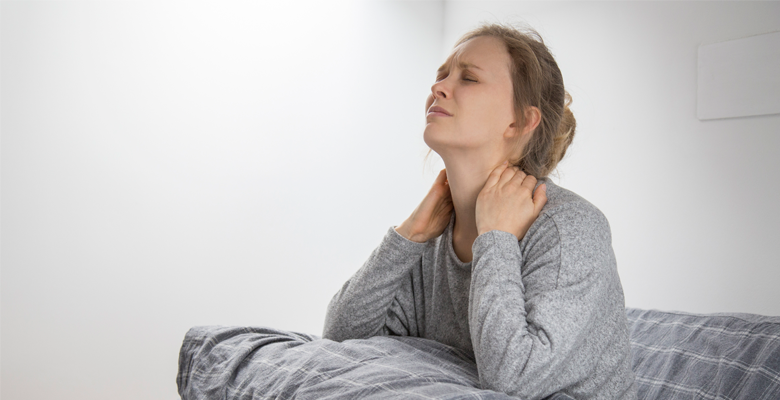 Mulher sofrendo com dores no pescoço decorrentes da fibromialgia.