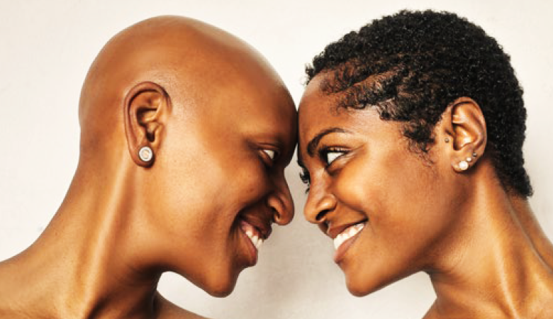 duas mulheres negras com a cabeça encostada poder do toque