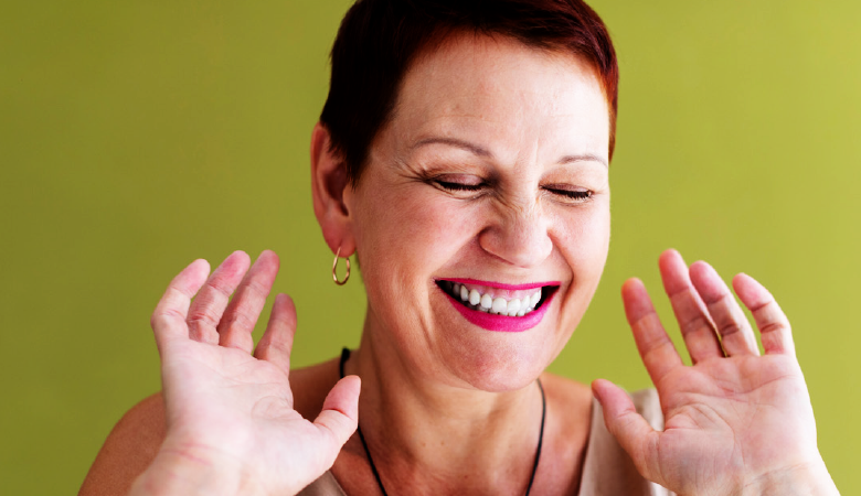 Mulher sorrindo - Mais cor, por favor