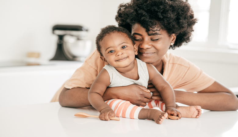 Mãe e filho abraçados após lavagem nasal em bebês. 