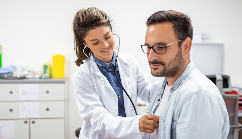 Medicina preventiva: médica ascultando um paciente. 
