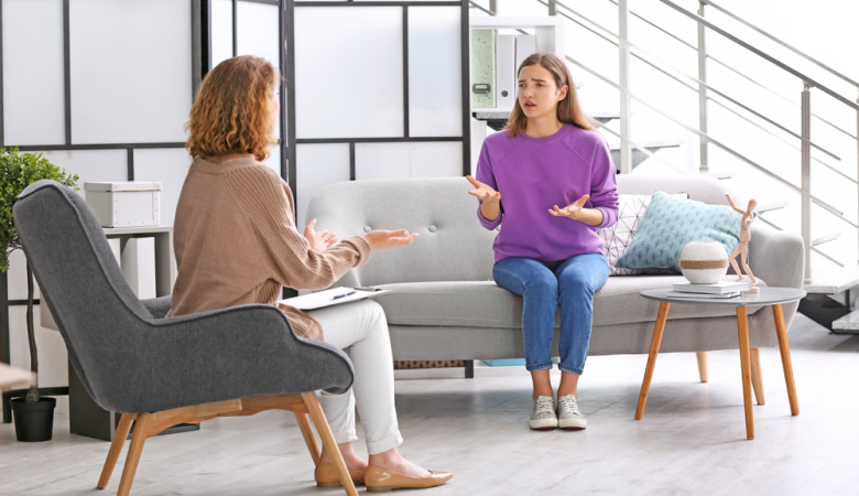 Psicóloga fazendo atendimento com uma paciente que sofre de transtornos mentais. 