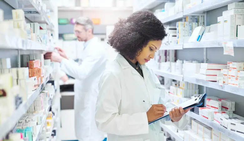 Farmacêutica fazendo controle regulatório de medicamentos, em referência a Farmacovigilância. 