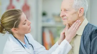 Médica avaliando um paciente com linfoma.