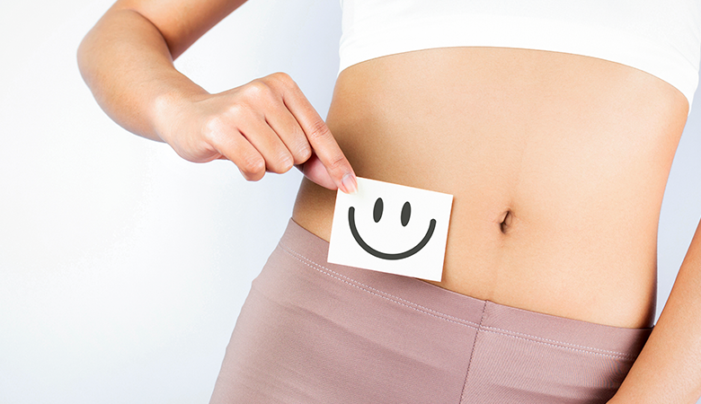 Foco na barriga de uma mulher com intestino preso, em referência a boa alimentação. 