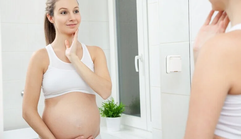 Pele na gestação: como prevenir estrias e lidar com o melasma?