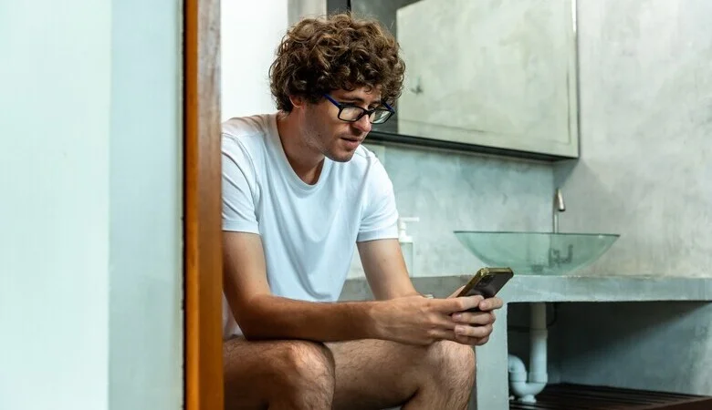 Mexer no celular no banheiro? Saiba os prejuízos desse hábito para o intestino!
