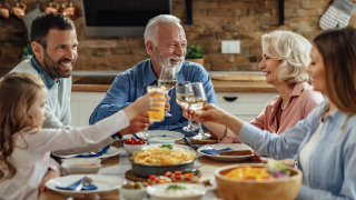 Alzheimer nas festas: como manter tradições afetivas e o bem-estar